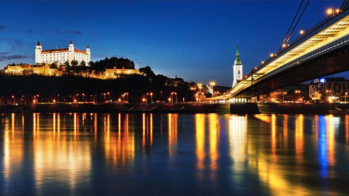 Bratislavský hrad nad Dunajom v noci